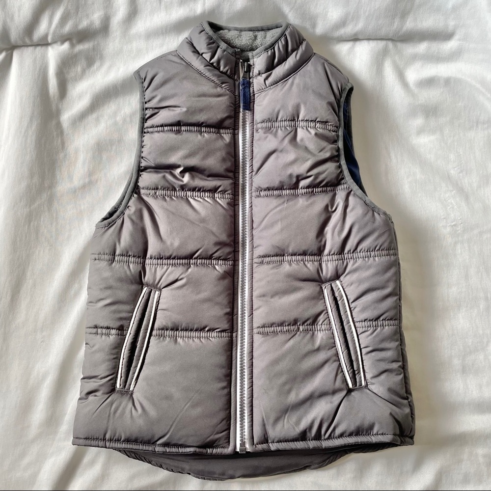 VEST - Like new Carter’s boy’s gray puffy vest size 6